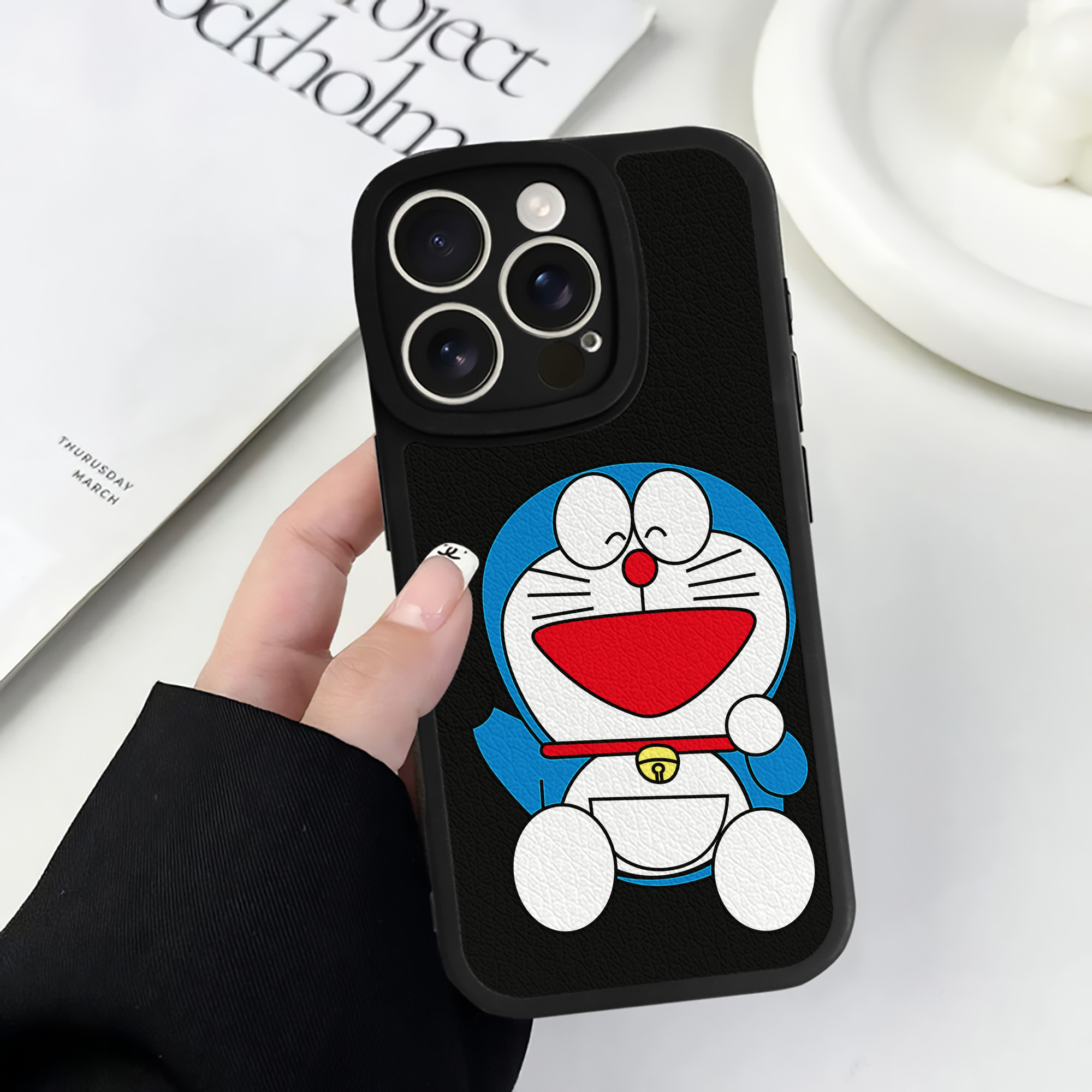 （画像用） ドラえもん Doraemon 【iPhone 16シリーズ対応】シリコンスマホケース（レザー調） 材質：シリコン